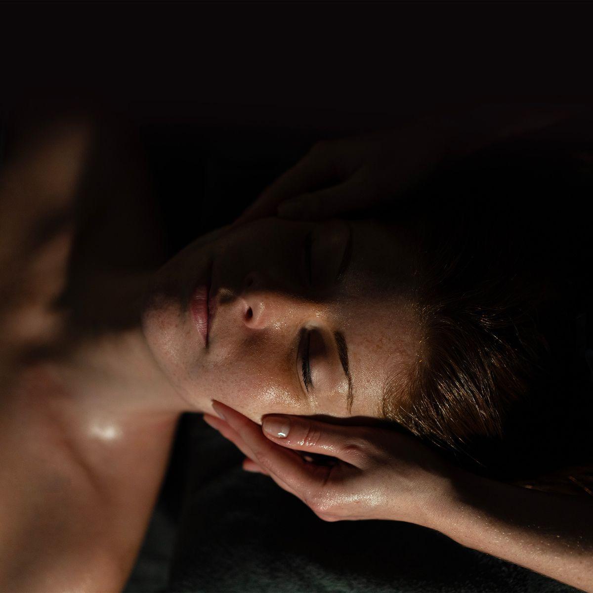 Sesión de masaje relajante para liberación de estrés en Bliss Oasis Panamá